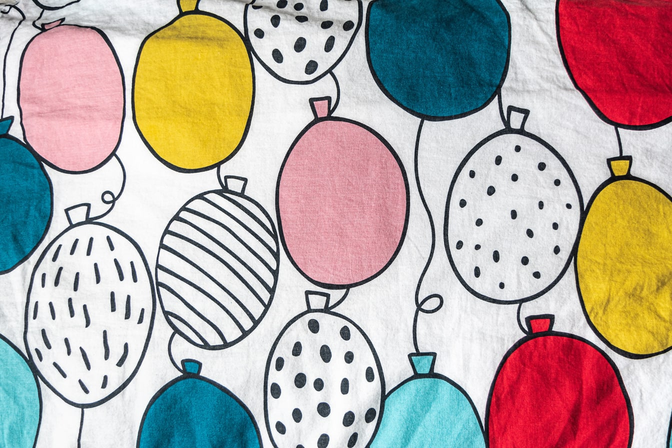 Primer plano de tela de algodón con patrón de globos de colores