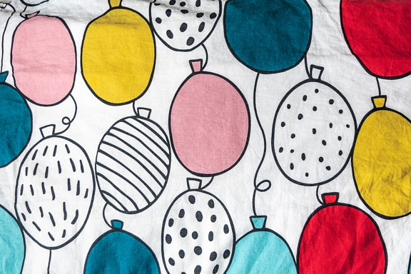 Prim-plan din material textil de bumbac cu model de baloane colorate