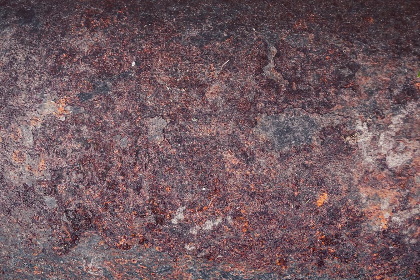 Close-up karat pada tekstur logam besi cor kotor