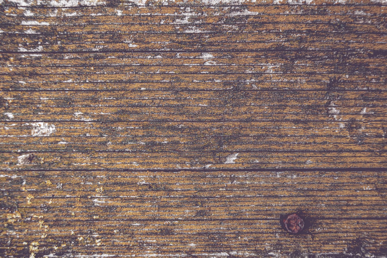 旧黄褐色木板，锈色金属螺丝纹理