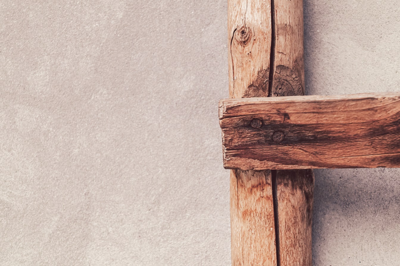 Starý drevený rustikálny ručne vyrobený rebrík zblízka
