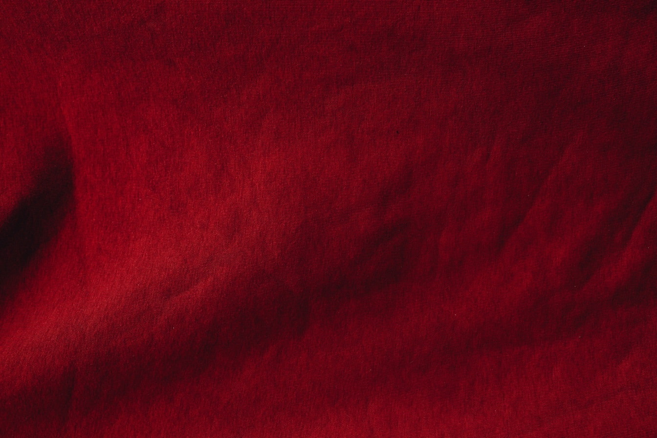 Vải cotton màu đỏ sẫm trong kết cấu bóng