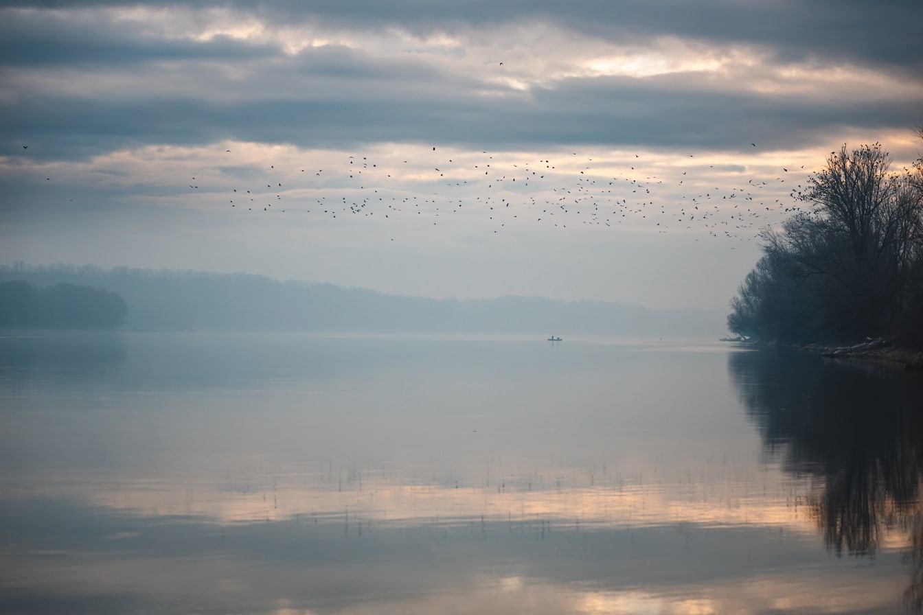 Maglovit sumrak na horizontu rijeke Dunav