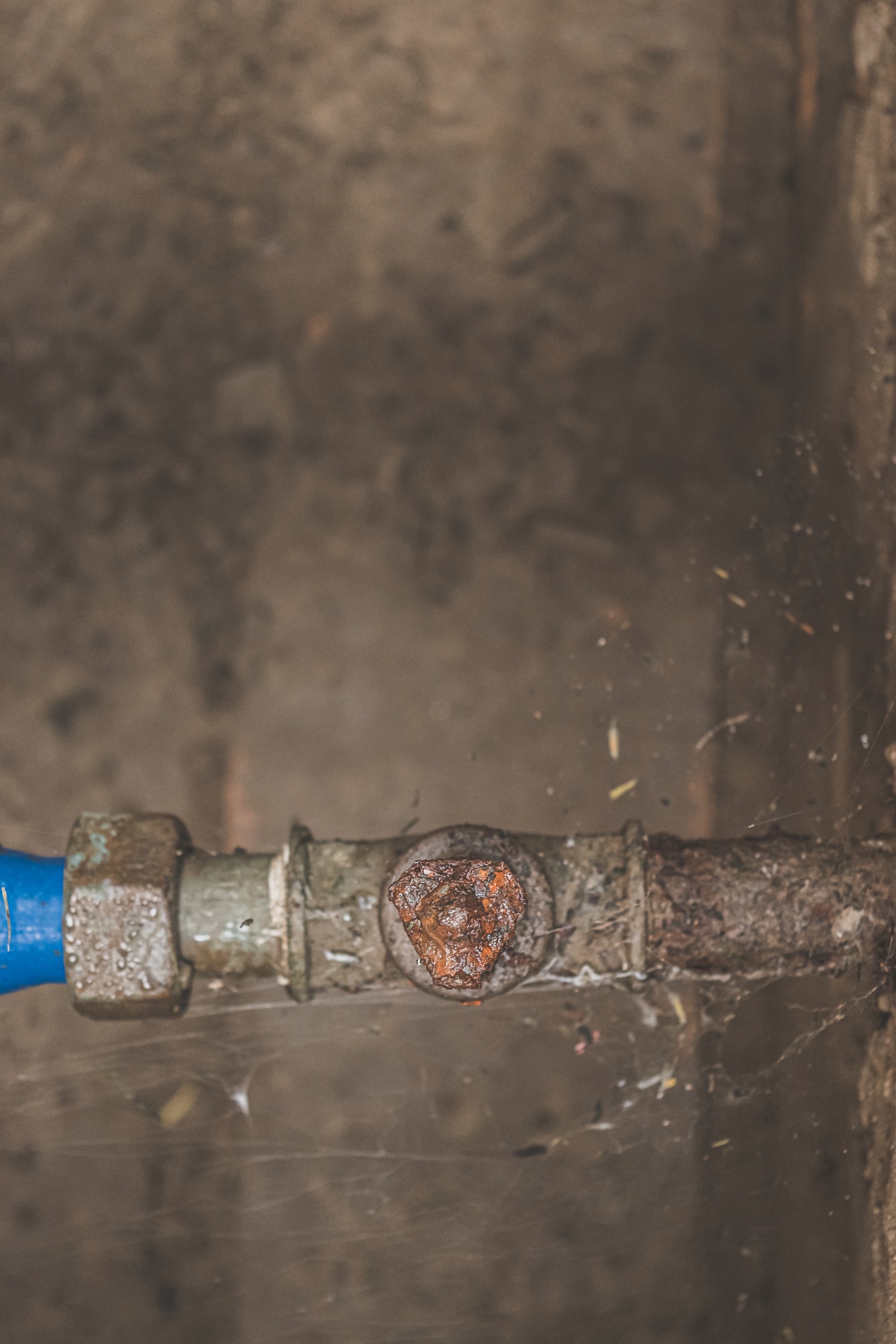 Válvula de encanamento de ferrugem em decomposição em tubo de ferro velho