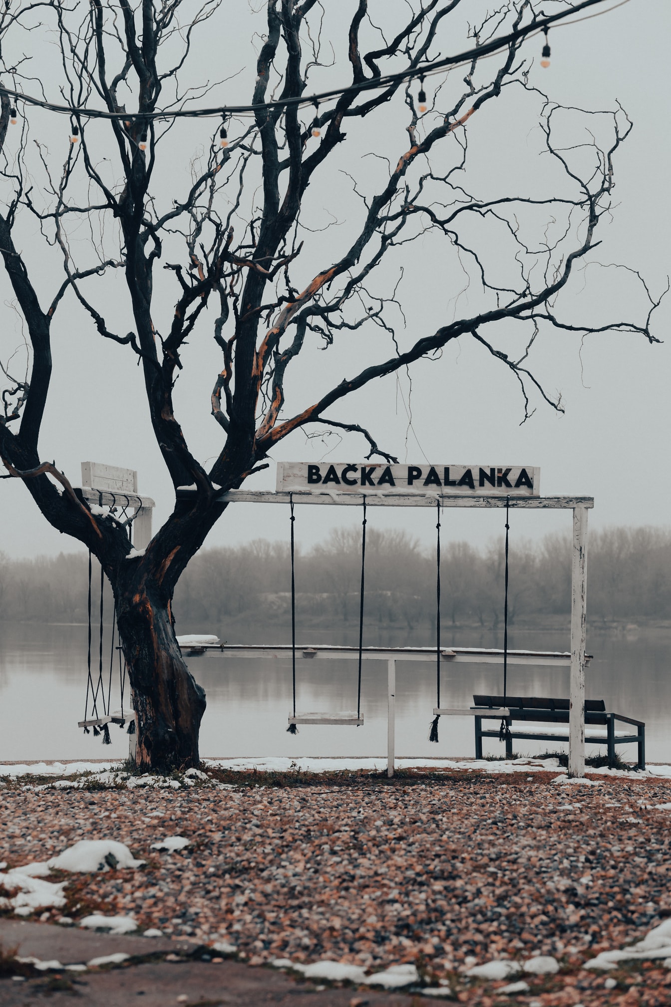 Drevená hojdačka na detskom ihrisku na nábreží Dunaja