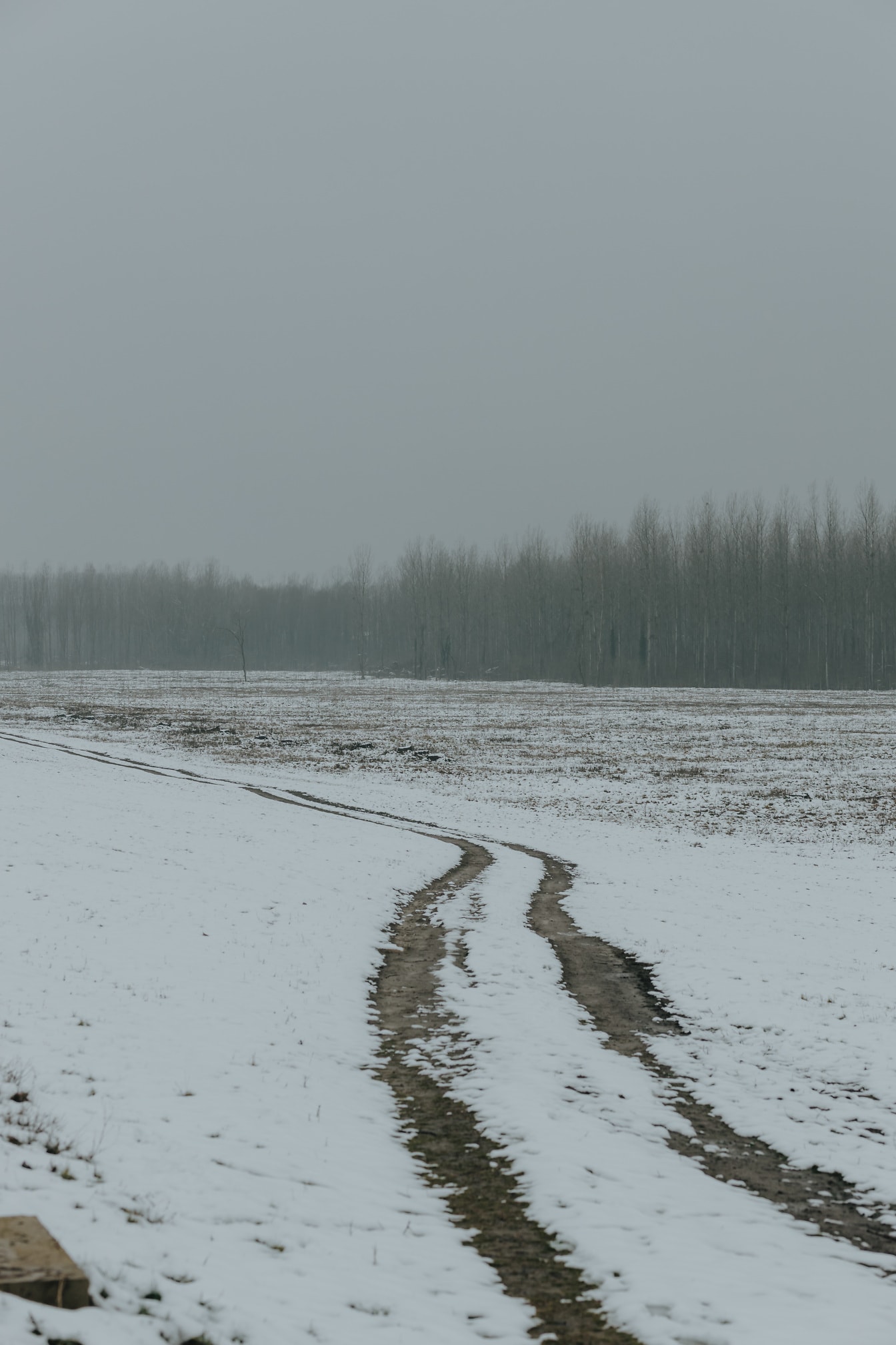 Beskidt snedækket vej i landdistrikterne