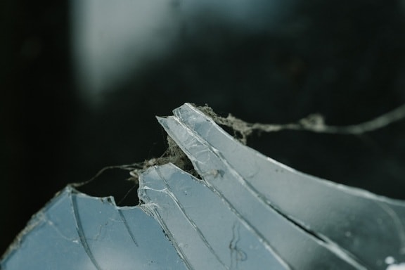 Close-up de partes cortantes antigas de vidro transparente
