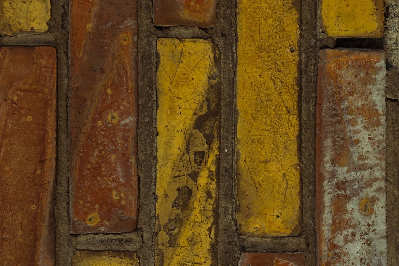 Pomarańczowo-żółte cegły pionowa tekstura muru