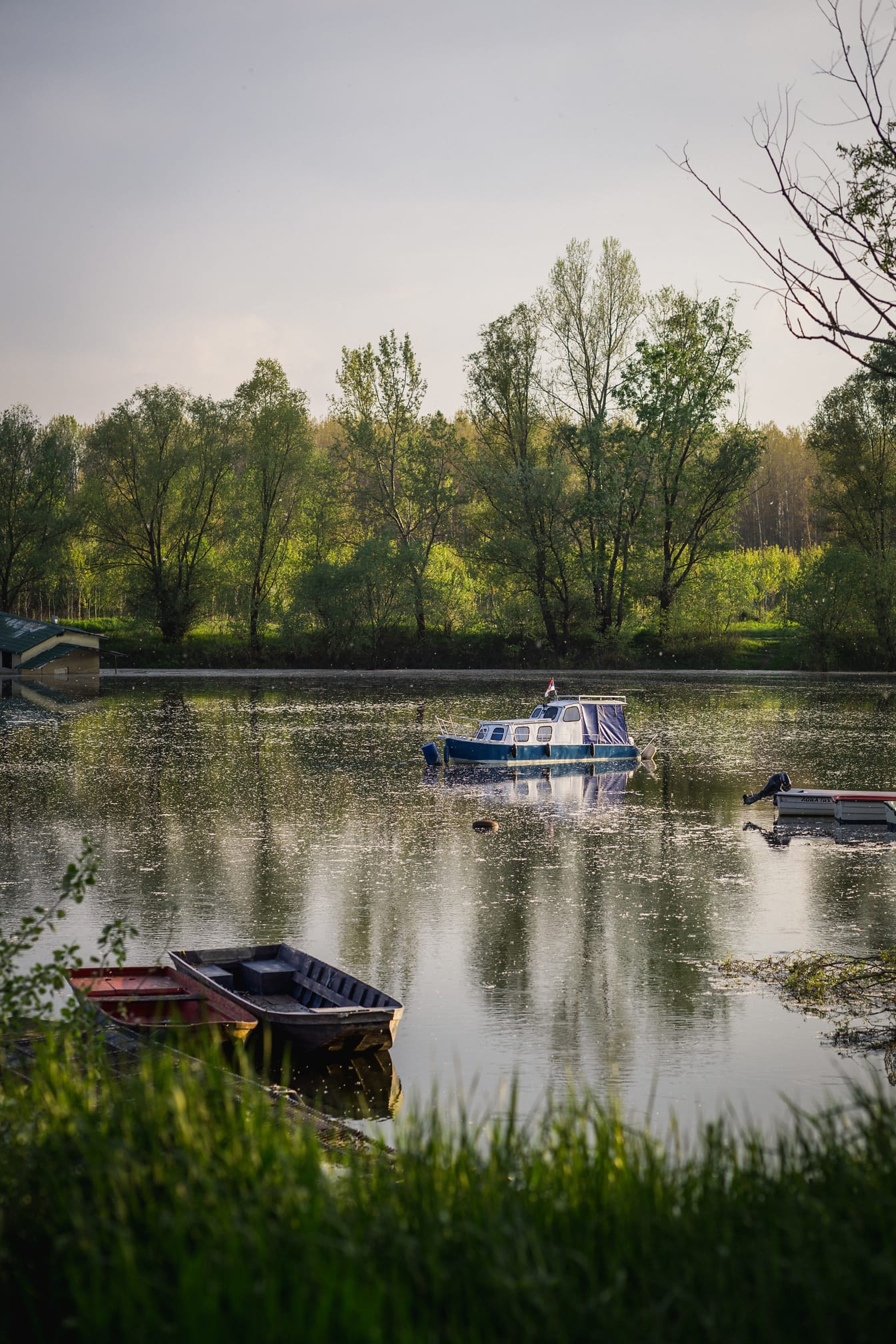 Majestátní jezero s malými loďkami na srbském venkově