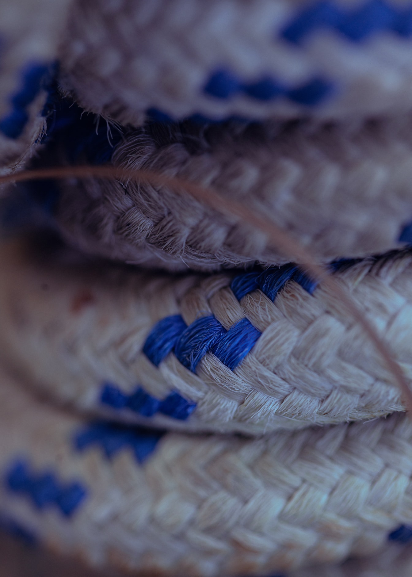 Close-up tali nilon dengan serat putih dan biru tua