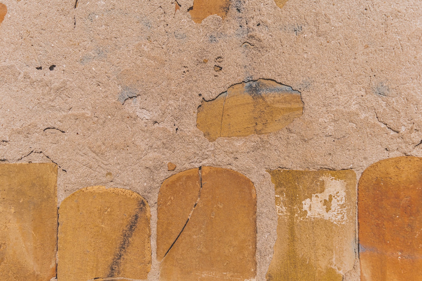 Grunge textúra stien s rozpadajúcim sa cementom a keramickými dlaždicami