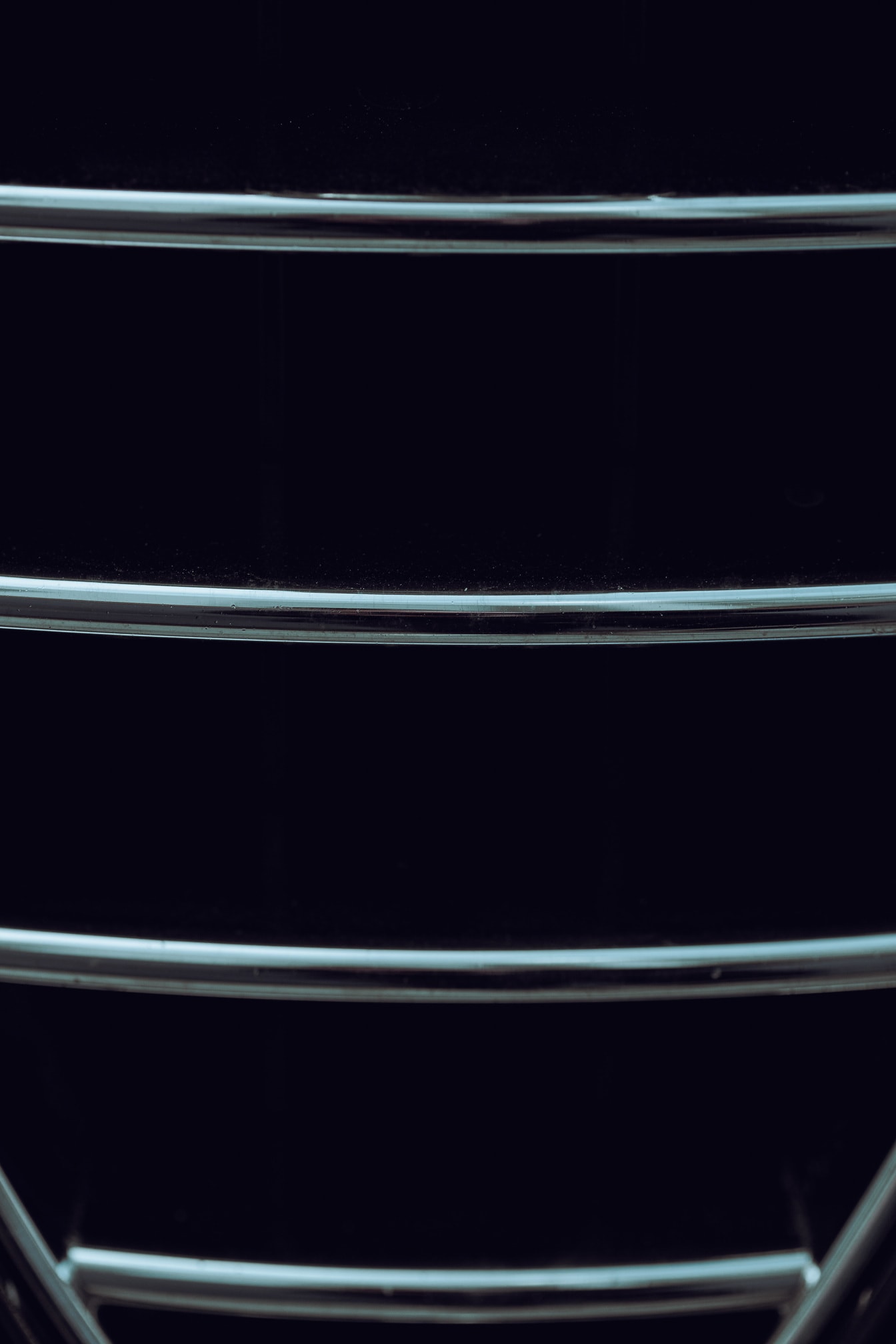 Närbildtextur av glänsande metalliska linjer på svart bakgrund