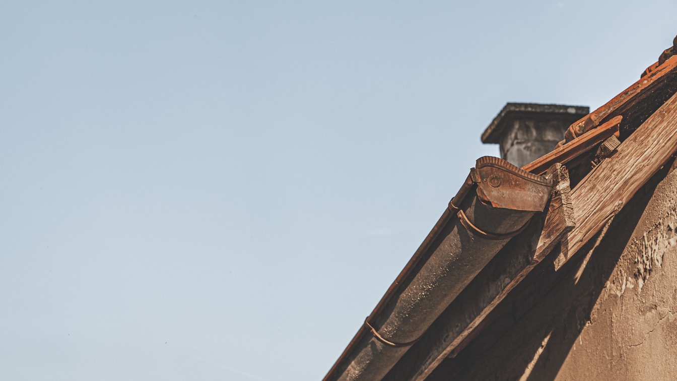 Detalj av rustmetall på taket av gammelt hus
