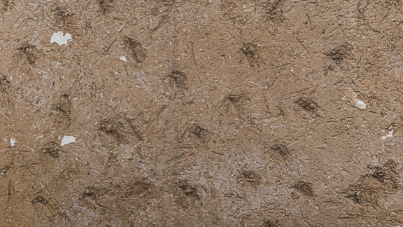 Textura de primer plano de ladrillo de adobe marrón rugoso
