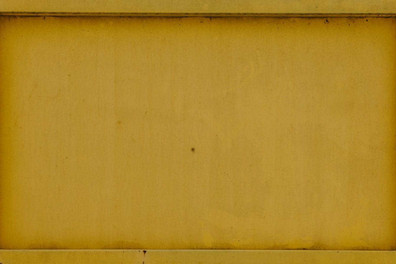 Smutsig gulbrun färg på metallstruktur