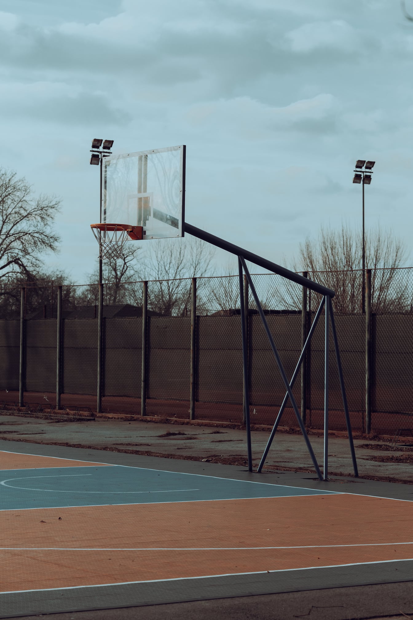 Prázdné basketbalové hřiště v městské zástavbě