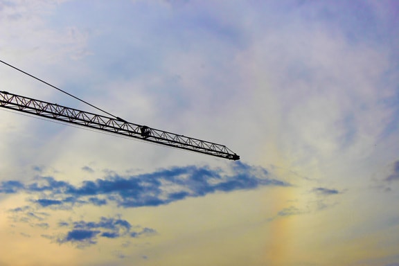 Λεπτομέρεια μηχανής γερανού με όμορφο φόντο ουρανού