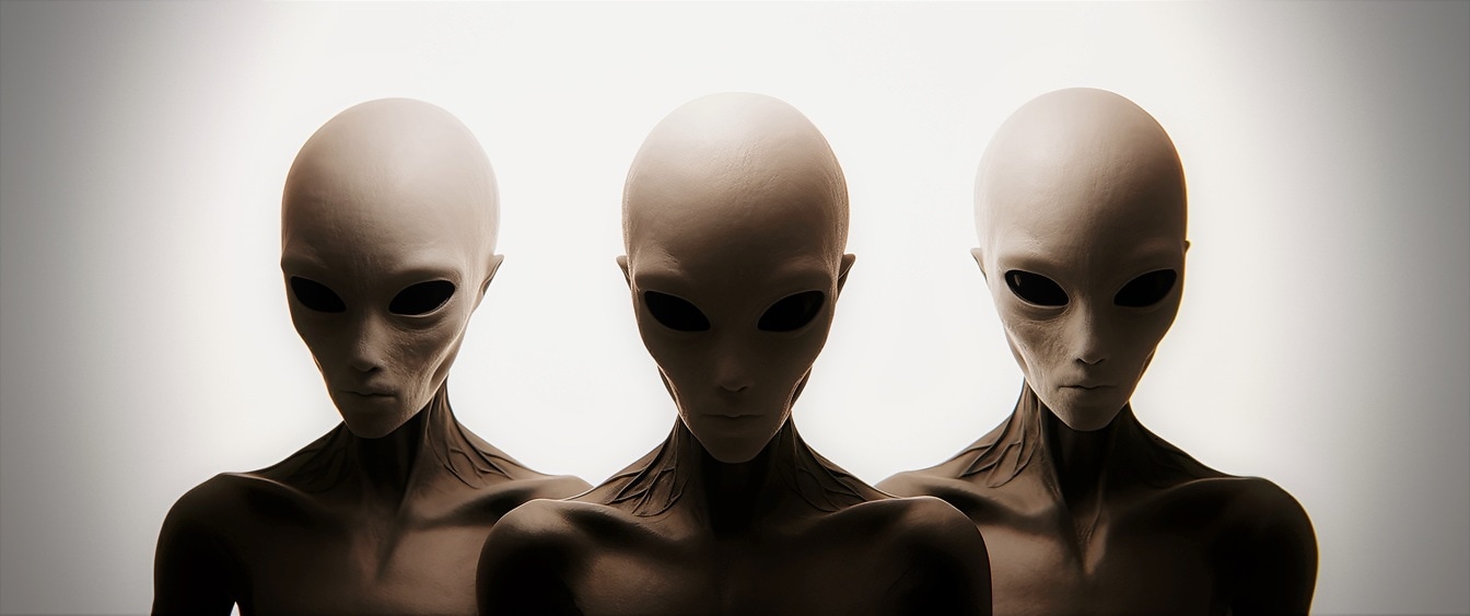 Porträt von drei beigefarbenen außerirdischen humanoiden Kreaturen in Nahaufnahme