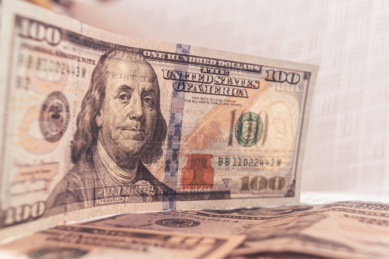 Närbild av den genomskinliga presidenten Franklin på 100 $ dollar baknote