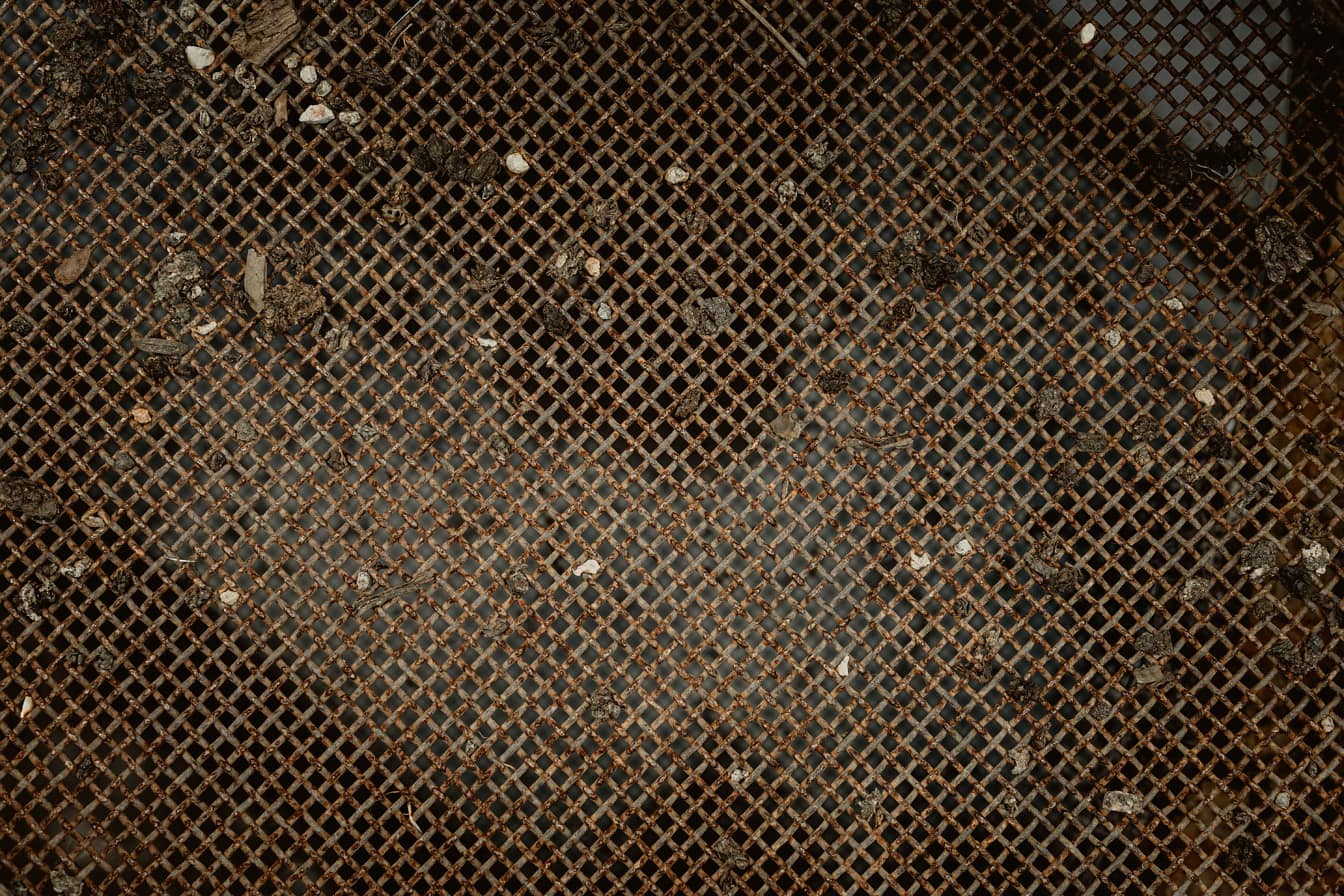 Textura špinavé rezavé průhledné železné mřížky