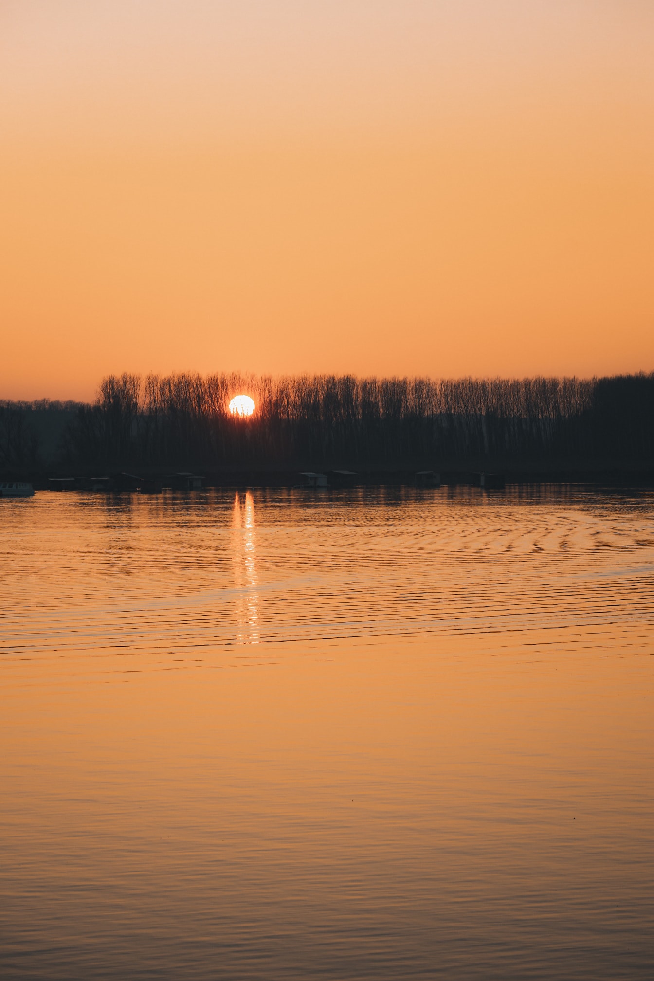 Crepúsculo em atmosfera calma e idílica à beira do lago