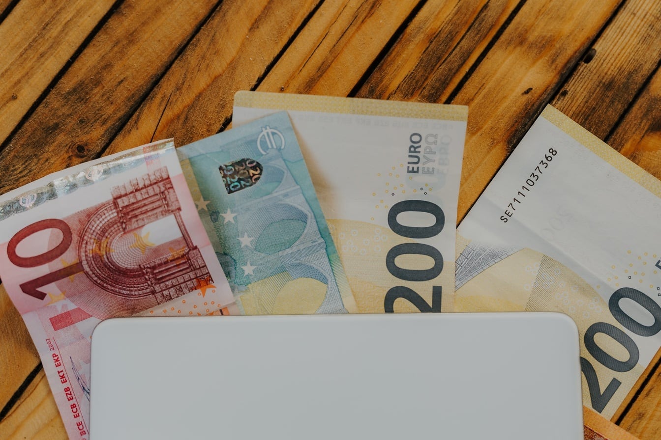Banknoty euro w gotówce oszczędnościowej na stole