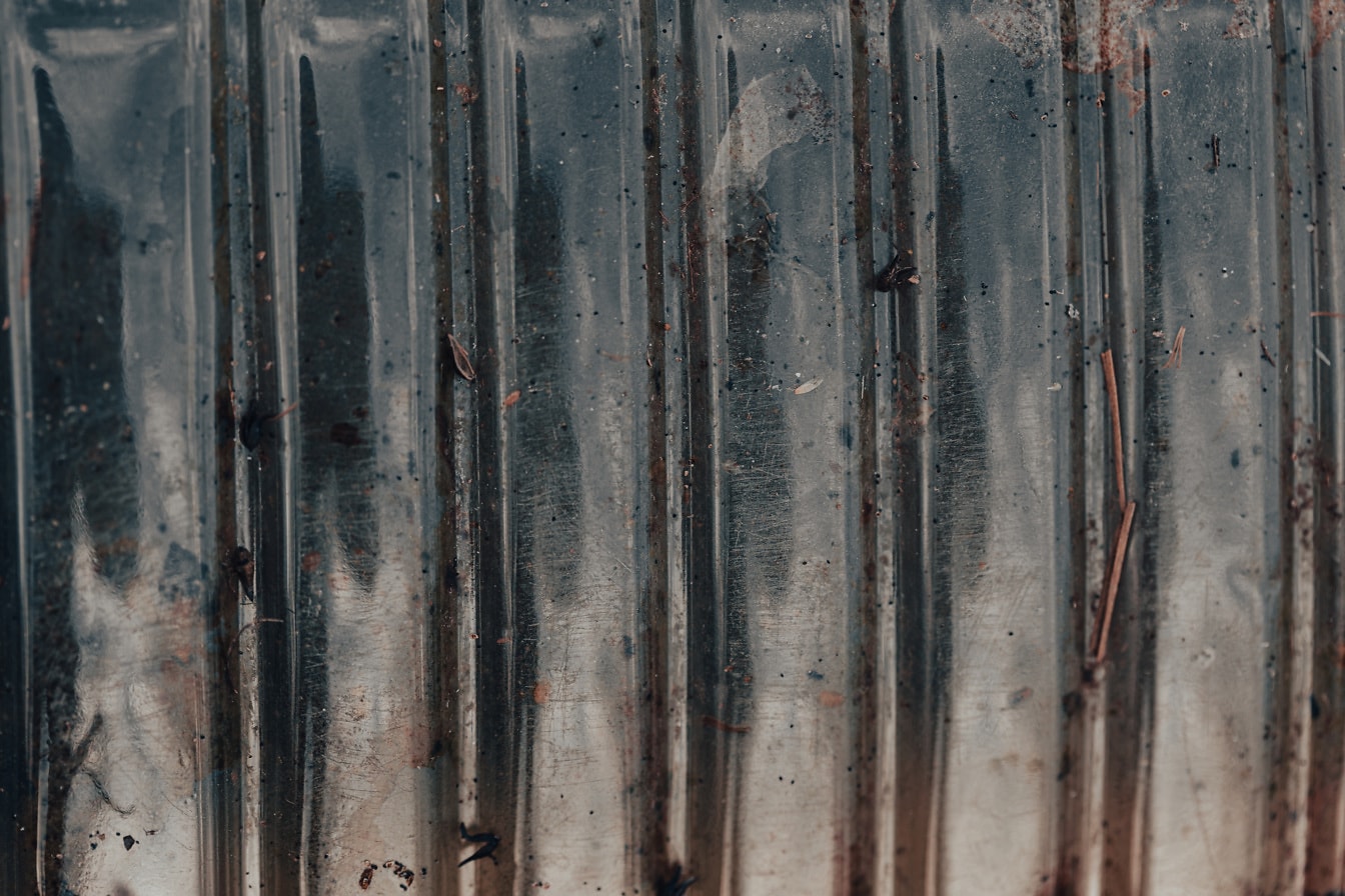 Прозрачная текстура грязного тикового стекла с вертикальными линиями