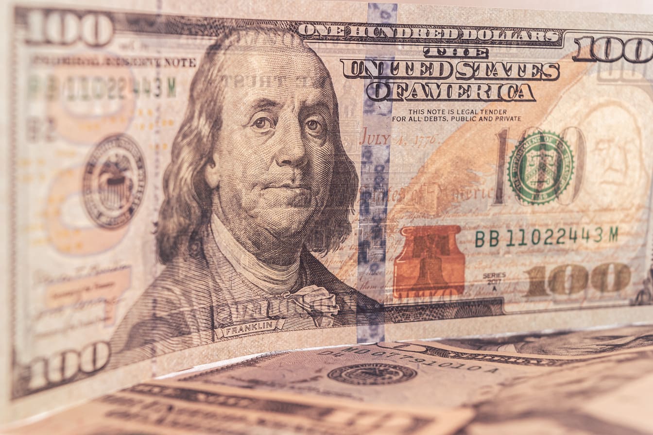 Uang kertas transparan 100 ($100) dolar dengan potret presiden Franklin