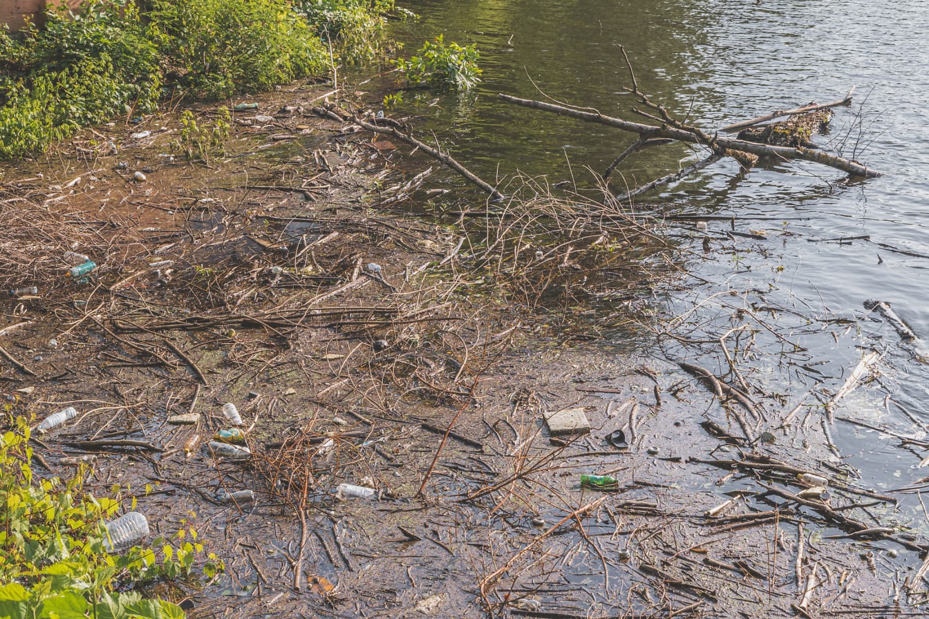 Veden saastuminen tyhjiä muovipulloja järvessä
