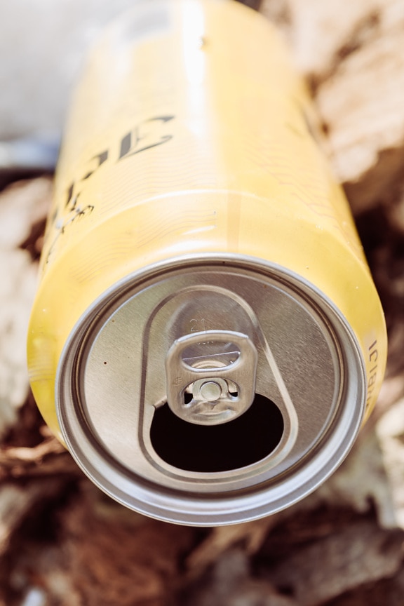 Close-up brilhante marrom amarelado recipiente de cerveja de alumínio