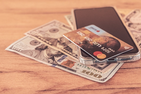 Kreditkarte mit schnurlosem Telefon und Bargeld