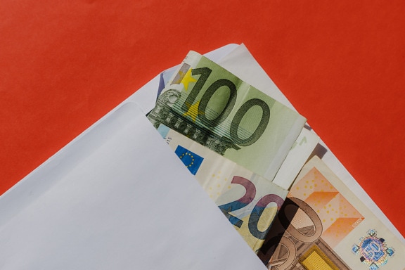 Euro-Banknoten Papiergeld in weißem Umschlag mit rotem Hintergrund