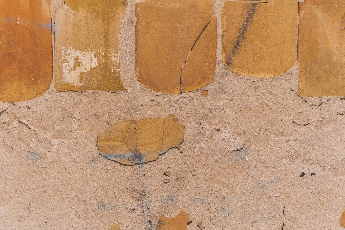 소박한 테라코타 타일 질감을 가진 오래 된 버려진 시멘트 벽