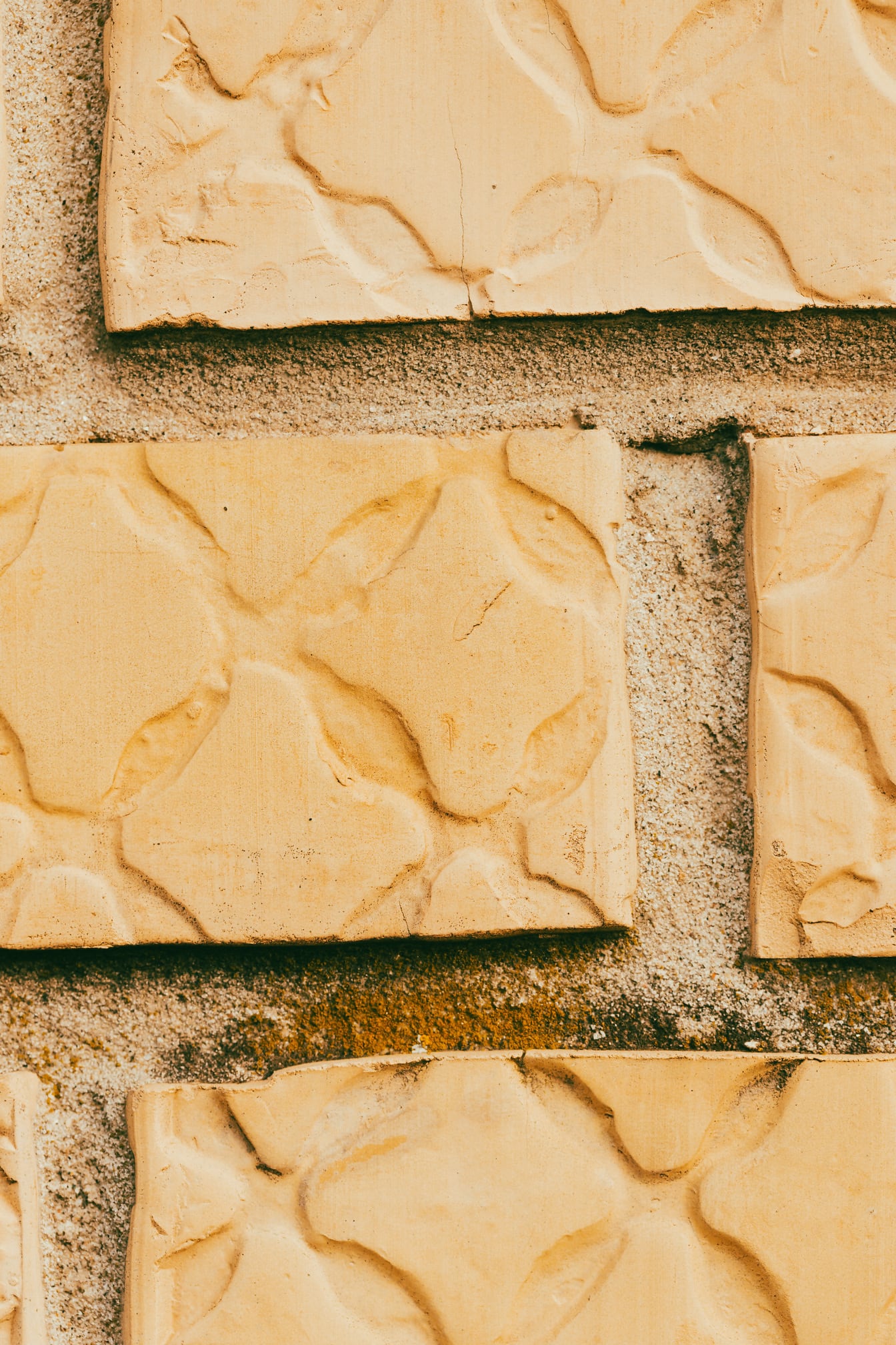 Tekstur mortar close-up dinding bata coklat muda cerah