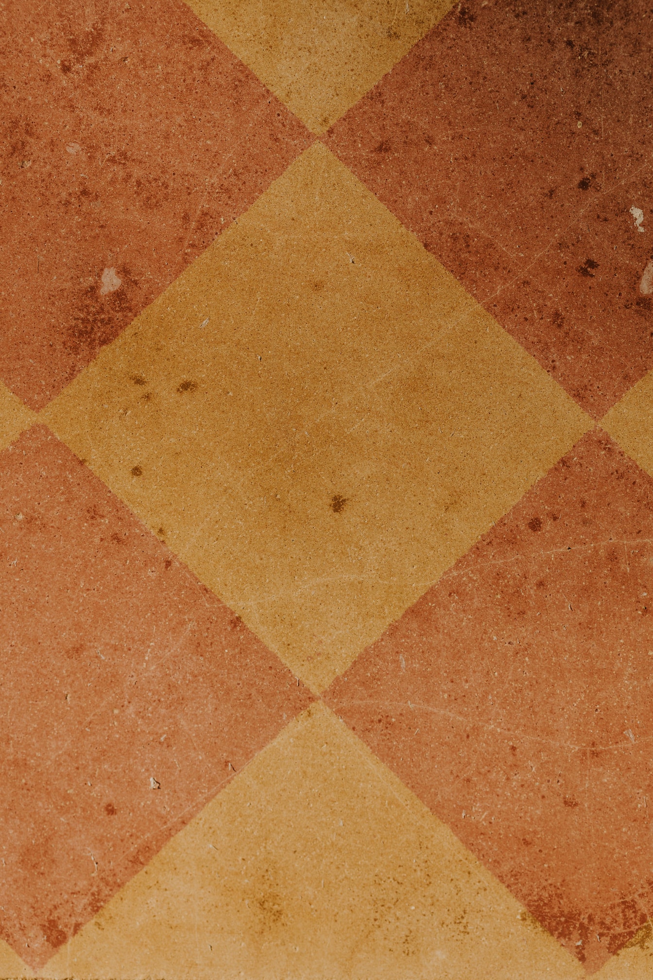 Oranžově žlutý obdélníkový kosočtverečný vzor na starých vintage dlaždicích