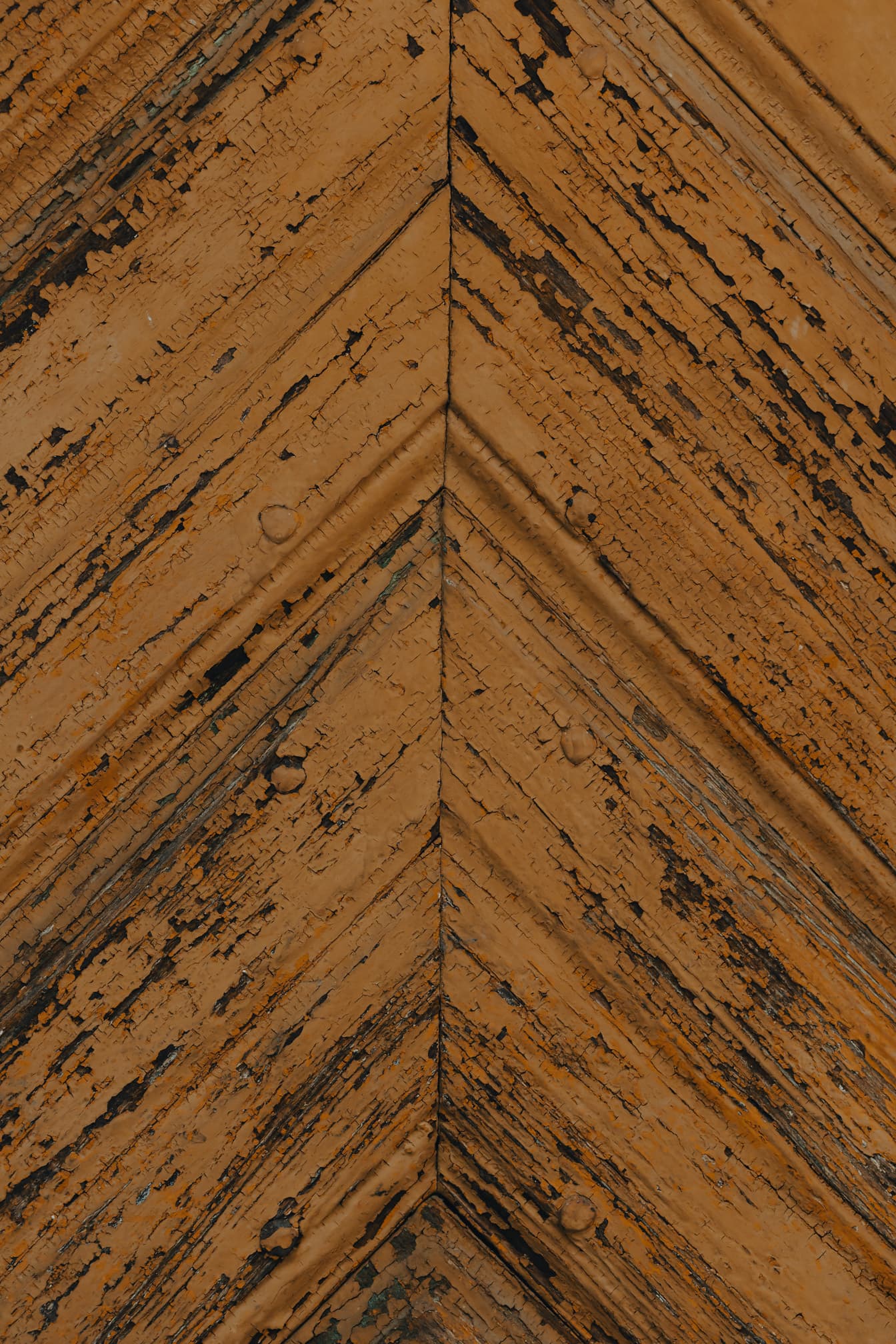 Lichtbruine droge ruwe verf op planken met diagonaal patroon