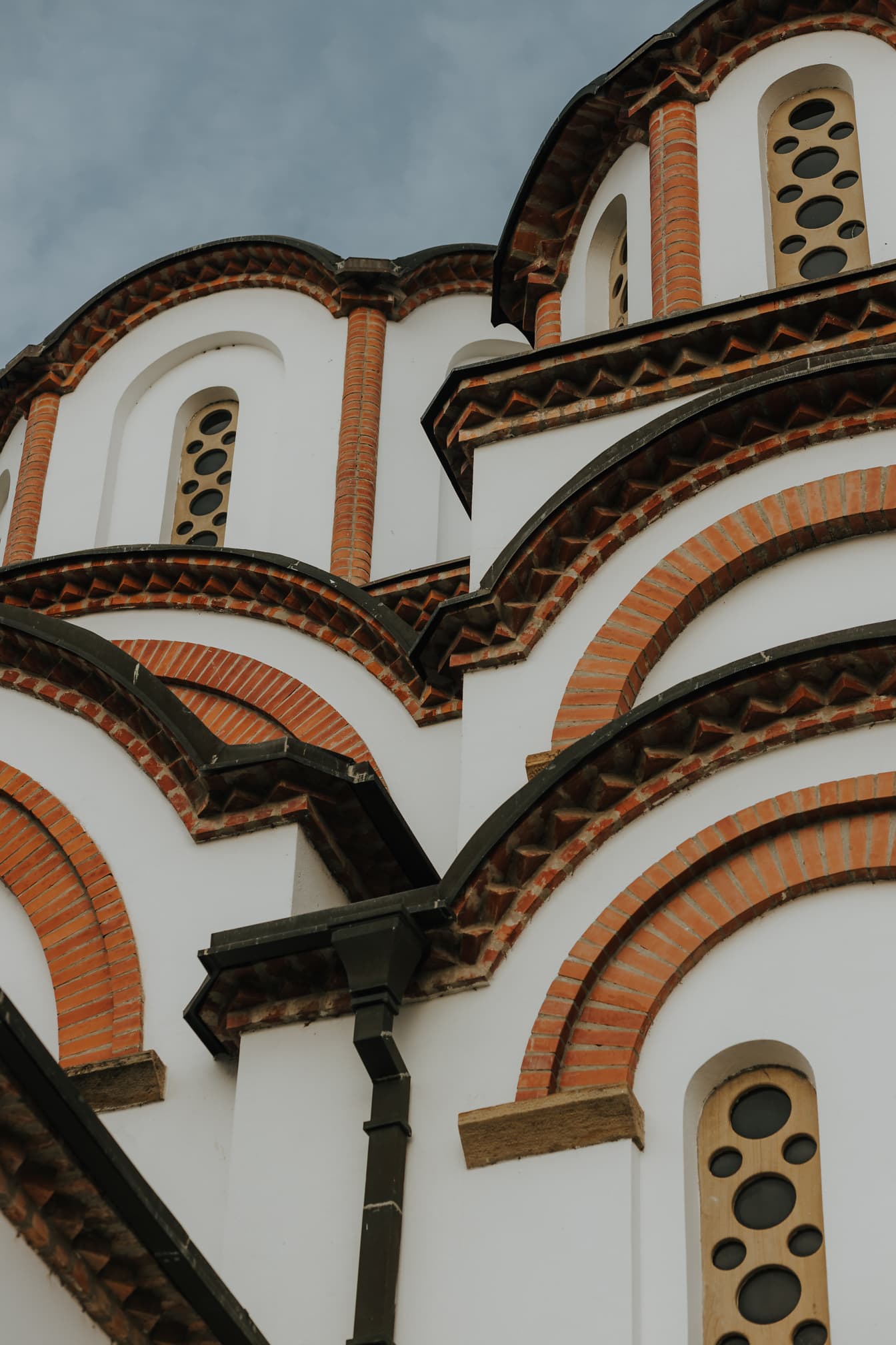 Style byzantin médiéval des fenêtres étroites de l’église orthodoxe