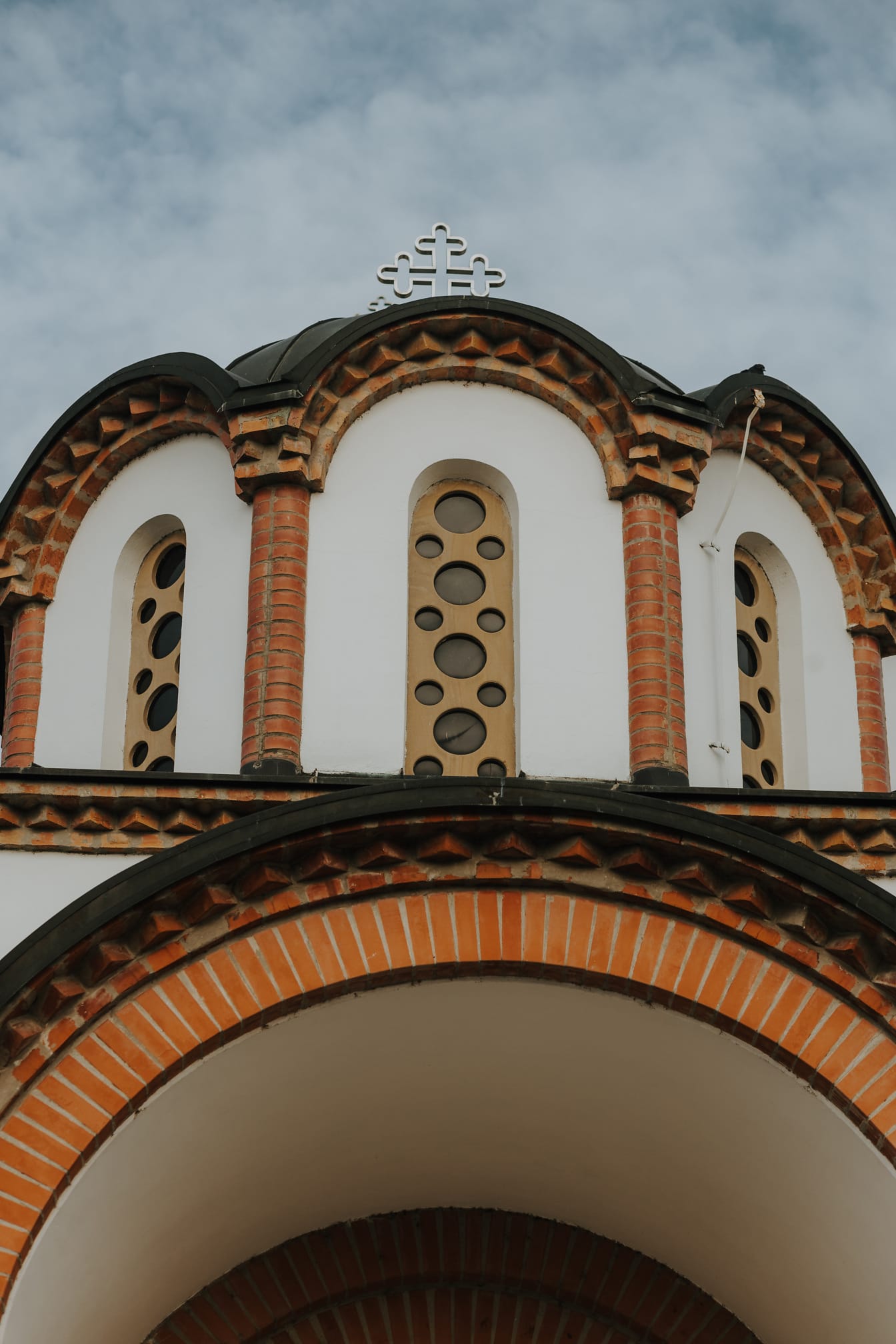 Rozsdamentes acél ortodox kereszt a templom tetején