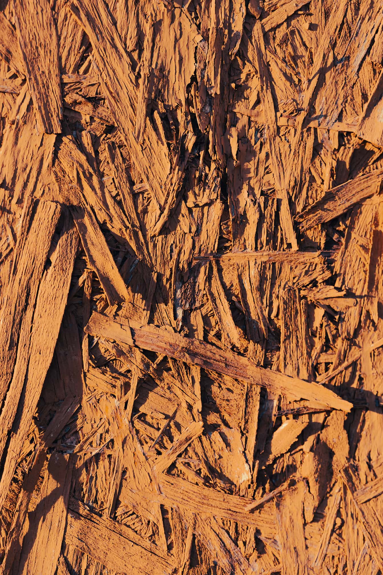 오래 된 부패 마분지 클로즈업 텍스처에 밝은 갈색 페인트