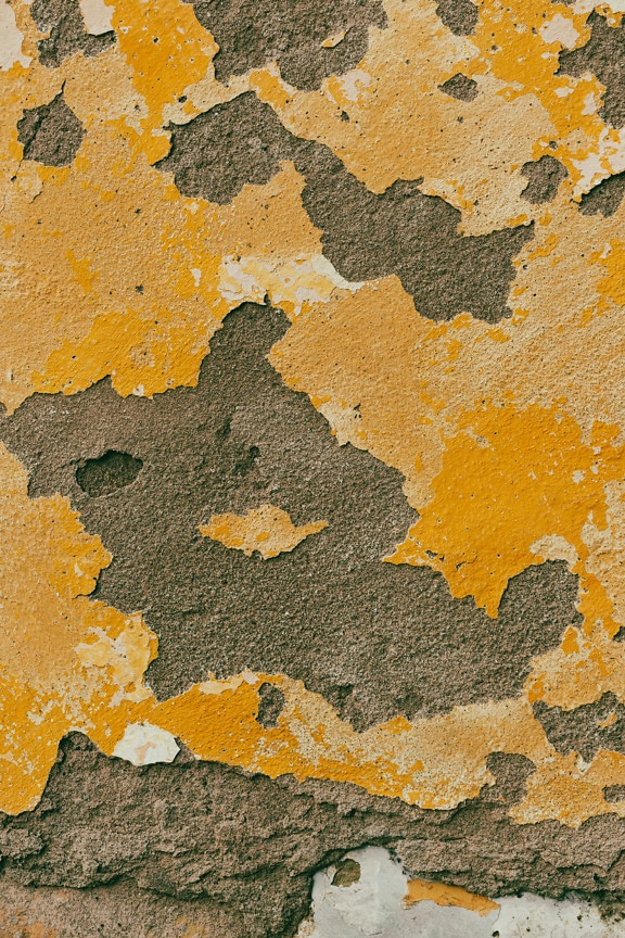崩壊セメントの壁にグランジ黄褐色の塗料