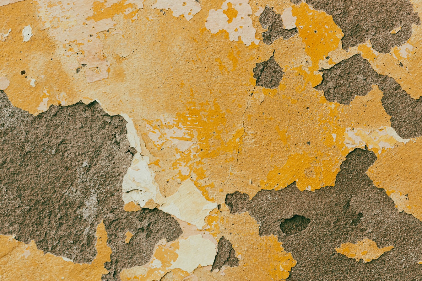 腐烂水泥墙纹理上的浅棕色旧油漆