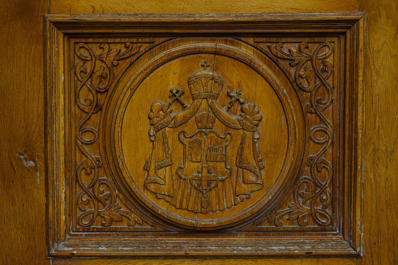Wappenkrone mit Kreuz Fine Art Holzschnitzereien