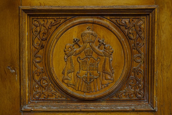 Heraldová koruna s krížovými výtvarnými drevorezbami