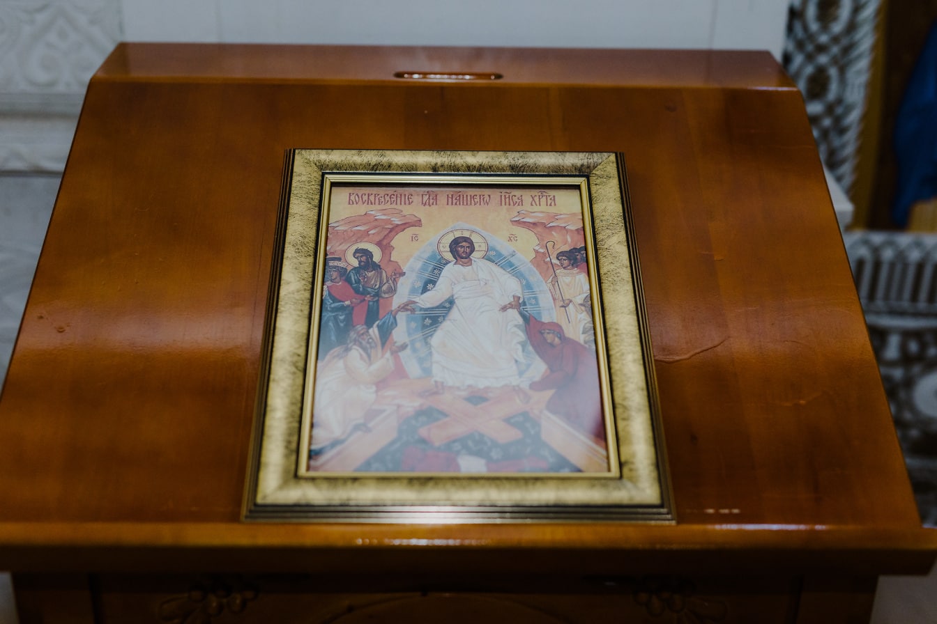 Kilisenin içindeki ahşap mobilyalar üzerinde İsa Mesih’in simgesi