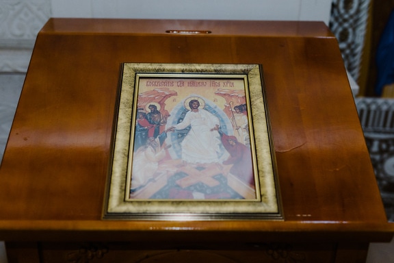 Ікона Ісуса Христа на дерев’яних меблях всередині церкви