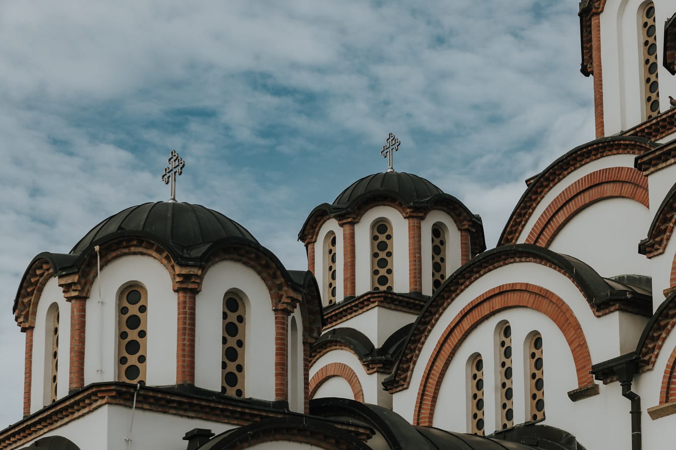 Kuppelen på hustakene i det ortodokse klosteret i bysantinsk arkitektonisk stil