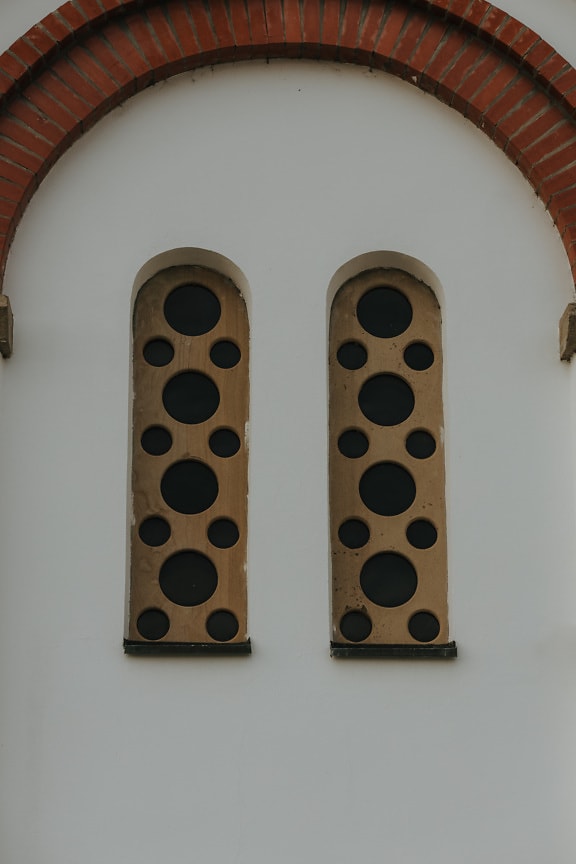 Ανοιχτόχρωμα καφέ πέτρινα παράθυρα με τρύπες