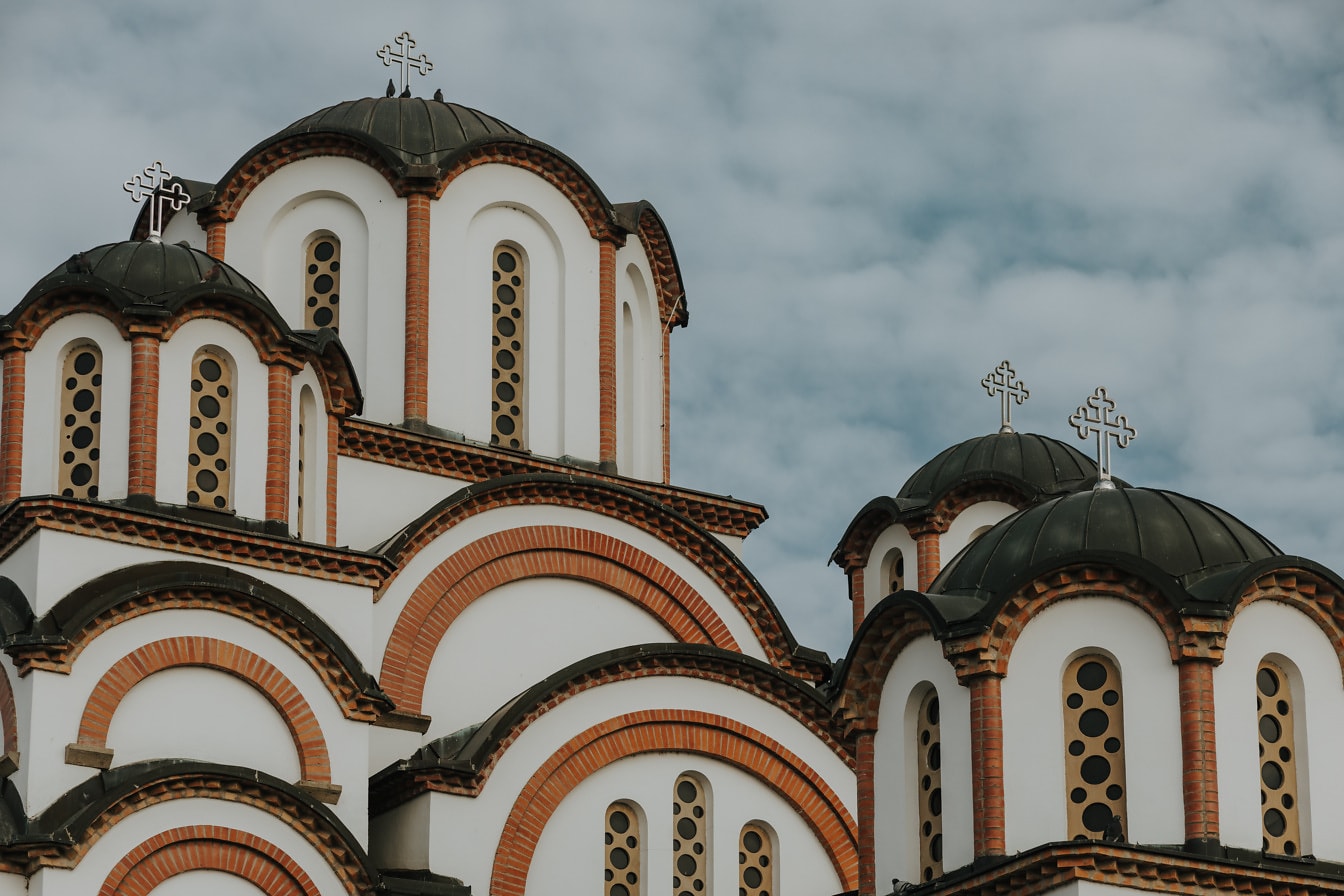 Dachy klasztoru prawosławnego w stylu bizantyjskiego średniowiecza