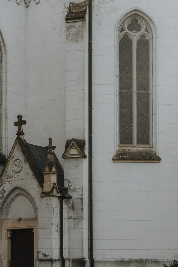 Fenster im gotischen Stil mit Bogen auf weißer Marmorkirche