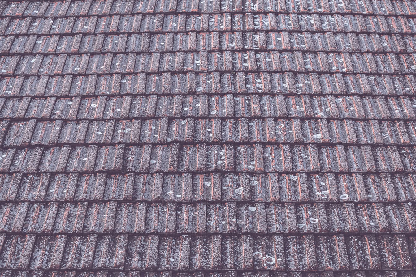 Tuiles en terre cuite de décomposition sur la texture du toit